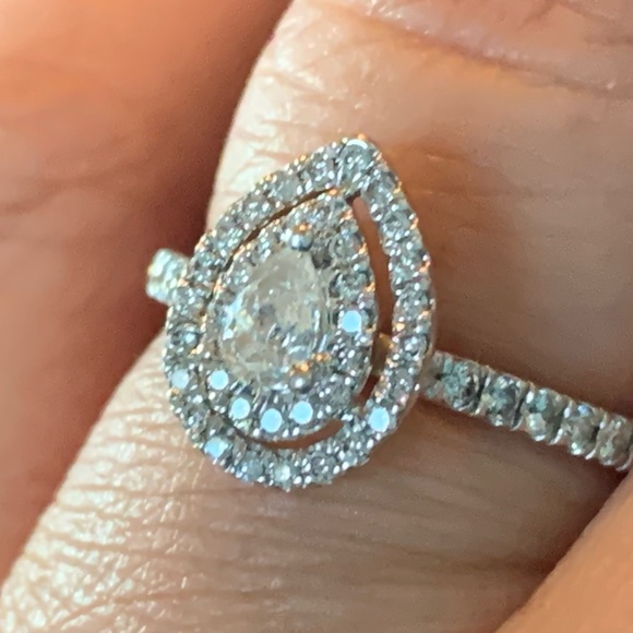 Pear shape diamond engagement ring - Picture 3 of 7